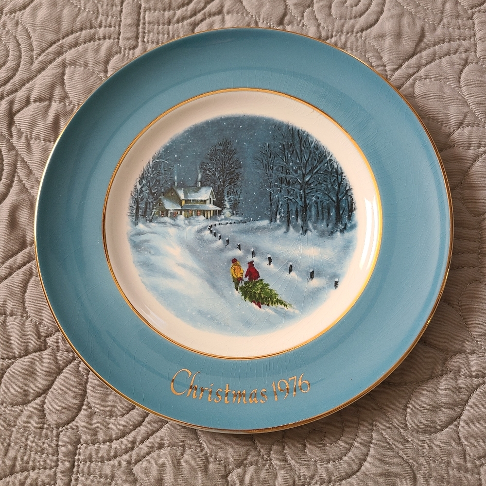 Avon Collectible series 1976 Enoch Wedgewood Christmas 8 3/4" Plate